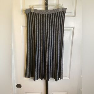 Ann Taylor Black and Gray A-Line Pleated Skirt, size Medium